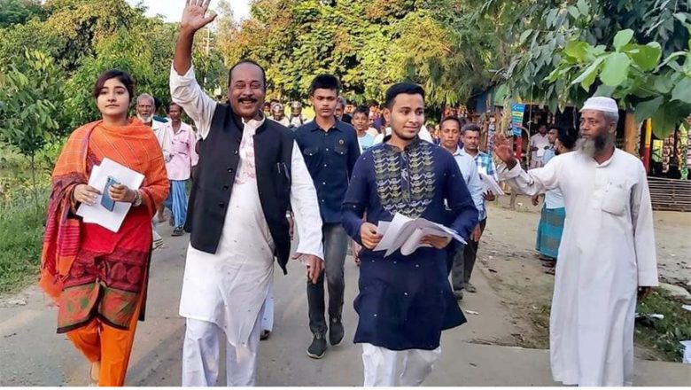  মাকে কদমবুচি করে পুত্র-কন্যা, ভাই- বোনকে প্রচারনায় নামলেন চেয়ারম্যানপ্রার্থী জাহেদ ইকবাল চৌধুরী