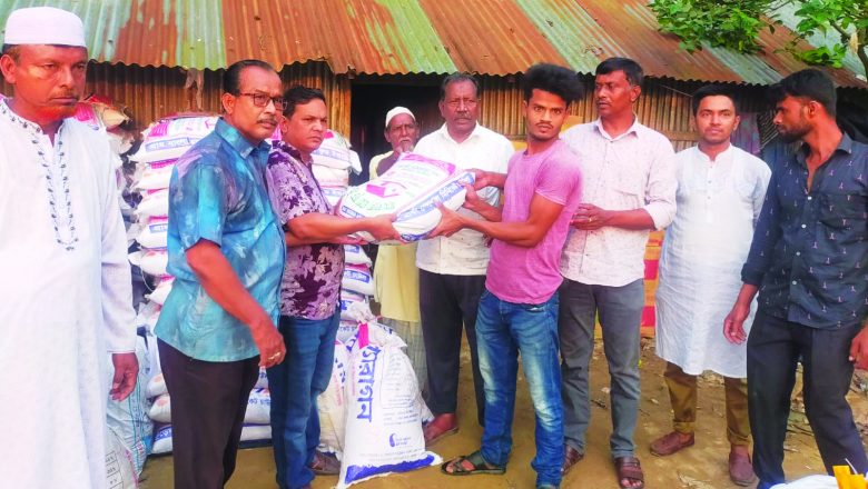 করেরহাটে ইফতার ও খাদ্য সামগ্রী বিতরণ করলেন সভাপতি জসিম