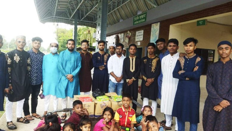 চিনকি আস্তানায় ‘আনন্দের আহার’ সংগঠনের উদ্যোগে পথশিশুদের মাঝে খাবার বিতরণ