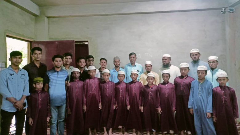 ইছাখালীতে “আনন্দের আহার” সংগঠনের খাবার ও শিক্ষা সামগ্রী বিতরণ