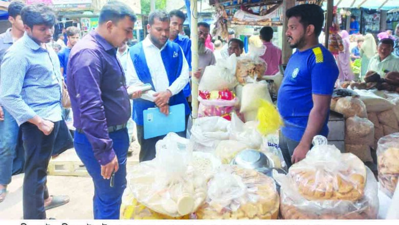 মীরসরাইয়ে খোলা নুডুলস ও ফল বাজারে ভ্রাম্যমান আদালতে জরিমানা