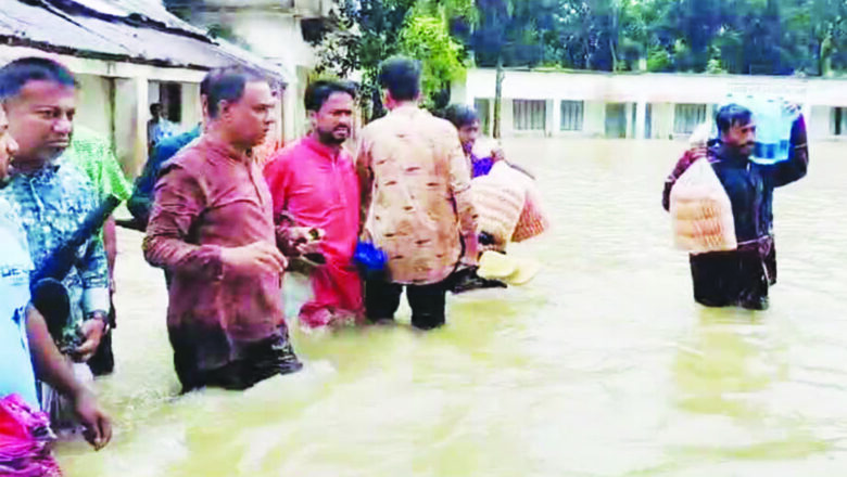 বারইয়াহাটে বন্যাদূর্গতদের মাঝে বিএনপির মানবিক খাবার বিতরণ