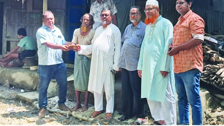মীরসরাইয়ে বন্যায় ক্ষতিগ্রস্থদের মানবিক উপহার দিলেন সৈয়দ আব্দুল আলীম তুহিন।