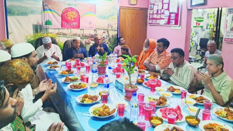 খবরিকায় ইফতার মাহফিলে শান্তিপূর্ন বিশ্বের জন্য দোয়া প্রার্থনা
