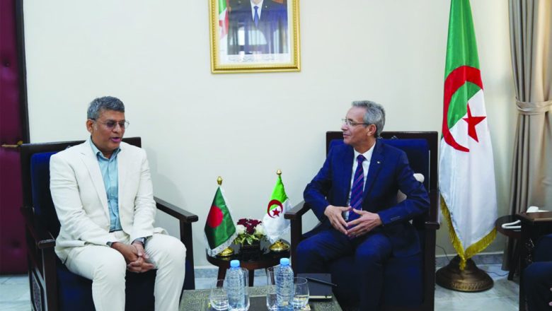 আলজেরিয়া’র সংস্কৃতি মন্ত্রী জুহির বল্লালের সাথে খবরিকা’র সম্পাদক মন্ডলীর সভাপতির আলী হায়দার চৌধুরী’র ফলপ্রসু বৈঠক