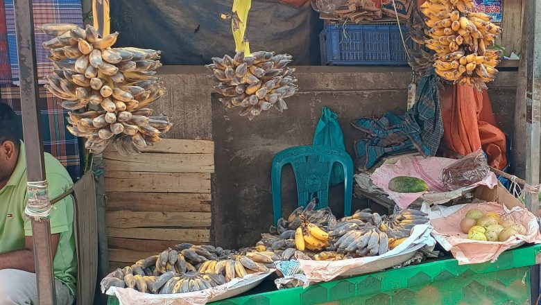 তাপদাহে মীরসরাই বাজারে কলা এক বেলাতেই পোড়ার মতো কালো হয়ে যায়